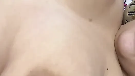 Sie wippte meine riesigen Brüste und massierte sie sehr lecker
