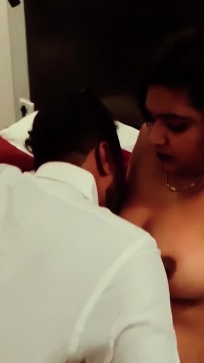 Moment à voir absolument de « Une desi hiousewife est allée dans une chambre d’hôtel et a appelé son beau-frère et fait une séance de. »