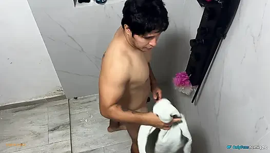 Kami berbagi kamar mandi dengan istriku yang cantik dan seksi!
