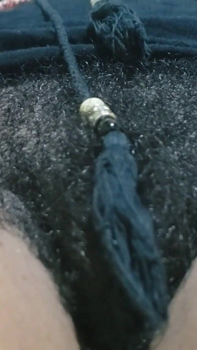 Grosse chatte poilue noire en gros plan, vidéo maison | Clip 1