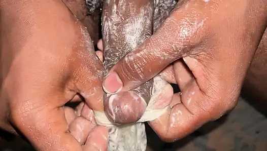 Pria usia 18 tahun tidak puas dalam masturbasi. Cowok ini pengen memek sempitnya banyak. Untuk ngentot