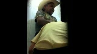 Pipe au cinéma porno mexicain en croisière - une barbiche jouit de 3h30