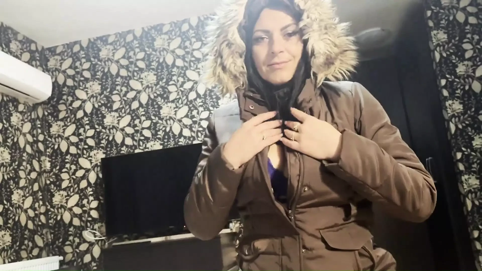 Náhled- Milfycalla- Spousta mrdky na puffer bundě s kapucí Brown Fur 172
