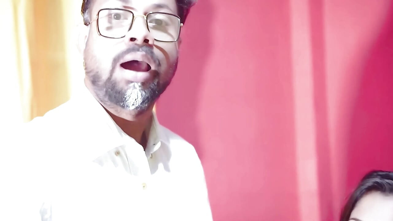 Le docteur va voir la patiente et baise cette fille.