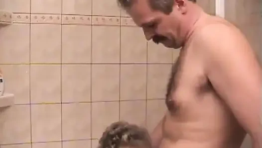 Удивительная милфа-блондинка с короткой стрижкой берет под контроль душ вместо стирки