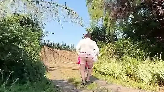Bir gün için kısa fuchsia etekli küçük hizmetçi kıyafeti içinde