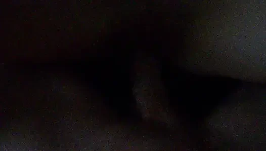 Teil 2 von unserem ersten sextape! Er fickt meine hübsche rosa muschi mit einem großen schwanz und ich lasse ihn über mich kommen!