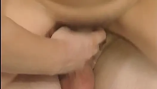 Geile MILF braucht sex und lädt sich 2 typen ein