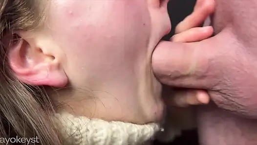 Blowjob buatan sendiri romantis dalam sweater lembut