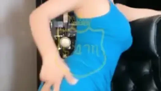 Geiles mädchen masturbiert und spielt mit ihrer engen muschi