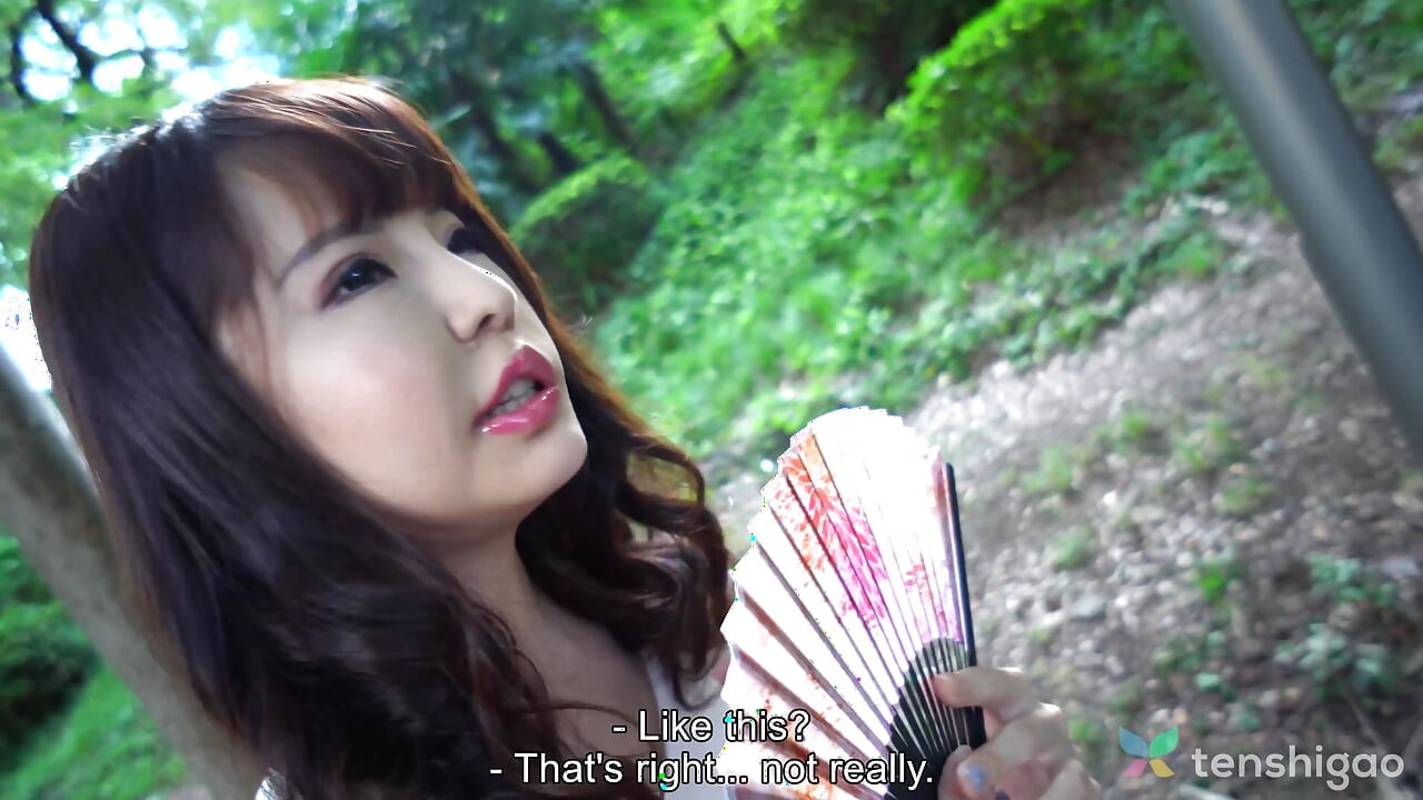 Η Aya είναι μια μοναχική μαγαζί που της αρέσει να πηγαίνει σε καφετέριες με γάτες