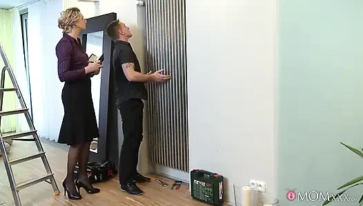Mom.xxx - Tight MILF Samantha Snow Gets Handsy with the Handyman