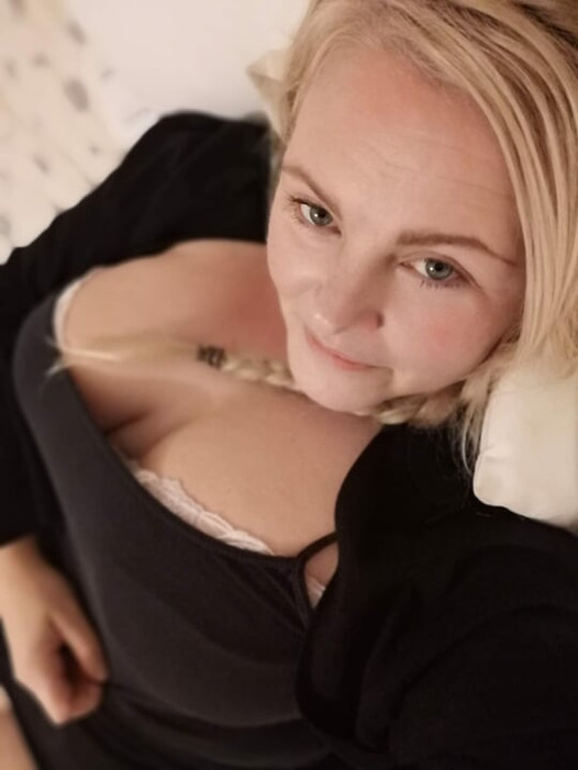 Blond MILF Kitty Queen W jej pomarańczowych stringach, twerking i kremowanie jej duże naturalne cycki - PAWG