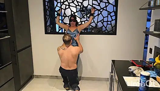 Dientot dan diikat di layar dapur