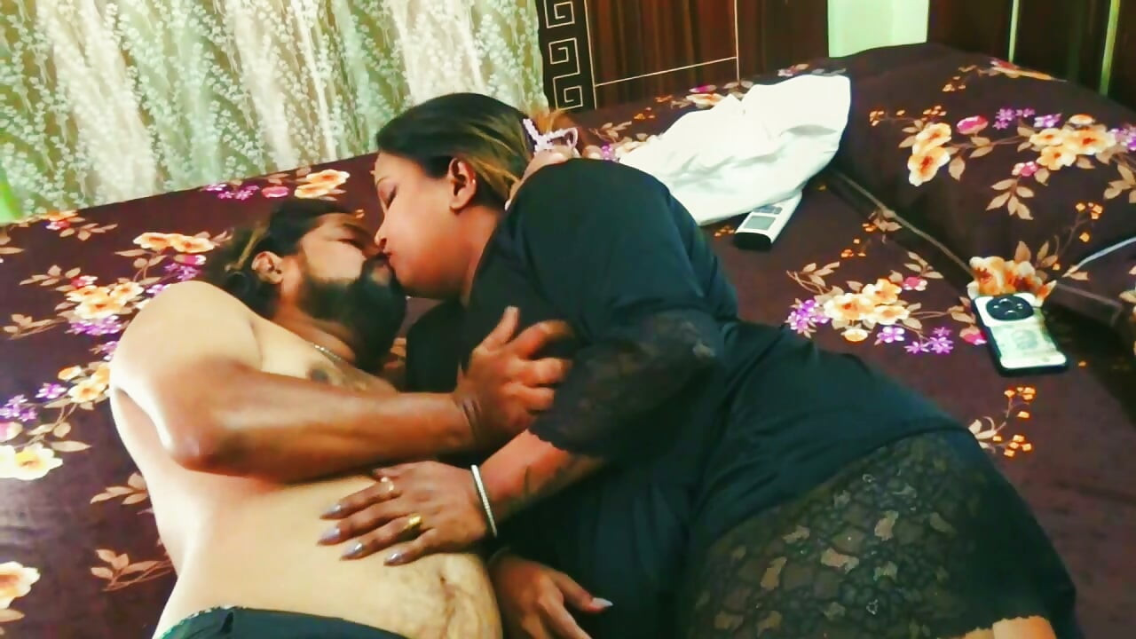 पति लंबे समय बाद घर आया और तुरंत अपनी बीवी को चोदने लगा, उसकी साली खुली दरवाजे से यह सब देख रही थी।