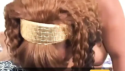 Versautes kurviges schwarzes mädchen diamond mit roten haaren wird im pov-doggystyle gefickt und auf ihre großen hupen gespritzt