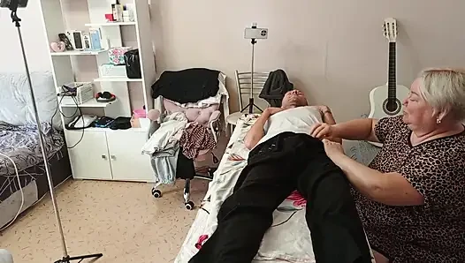 Üvey annem masaj masasında sikimi emiyor ve sıvazlıyor ve döl yutuyor