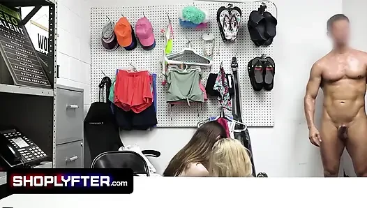 Shoplyfter ist ein schönes teen-schätzchen und ihre heiße stiefmutter beim ladendiebstahl und wird im hinterzimmer durchsucht