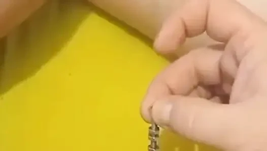 Penise fındıkla sokuyorum