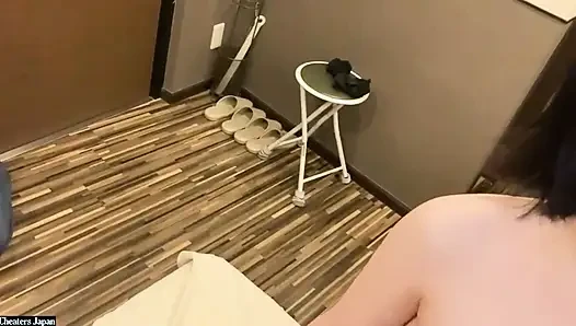 Wallflower si cewek hot rambut hitam lagi asik muasin memeknya