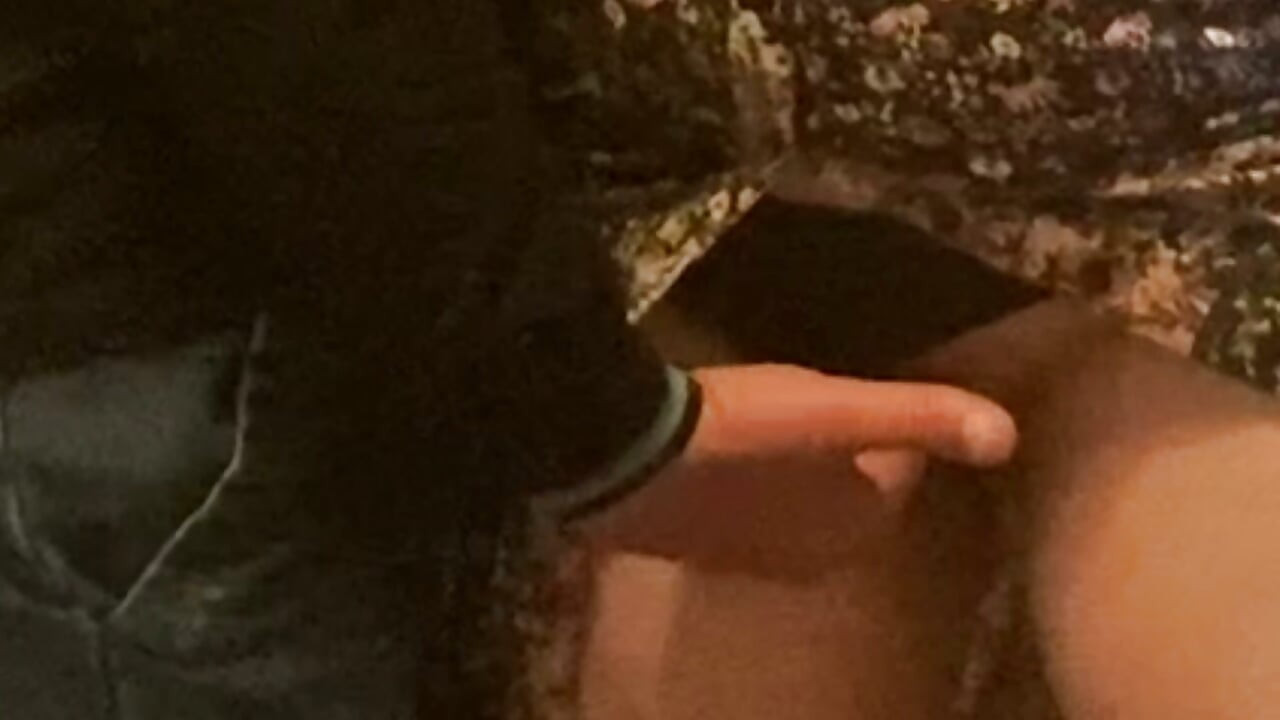 지하철에서 일어난 일! 낯선 남자가 내 보지에 박아 넣었다