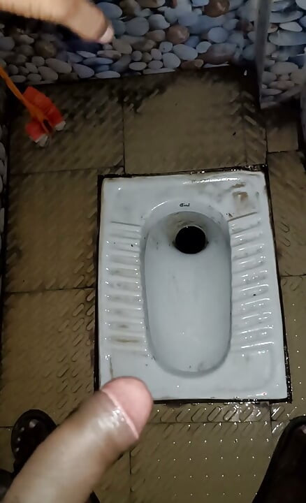 Chlapec z indické vesnice si v koupelně honil ptáka