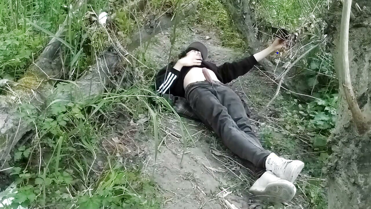 Jon Arteen Gay Twink dễ thương sục cu ngoài trời, làm khô không khí, và bắn tinh qua một cái lỗ trong quần của anh ấy