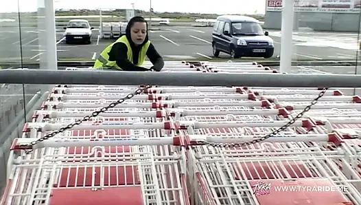 Buharlı yatak odasında seks ve iç çamaşırlı açık havada karşılaşmalar