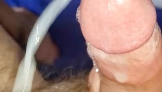 L'énorme bite de mon mari sexy est une fabrique de sperme