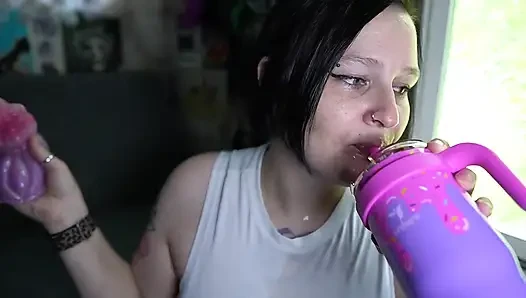 Büyük dildo ile dişsiz boğaz eğitimi
