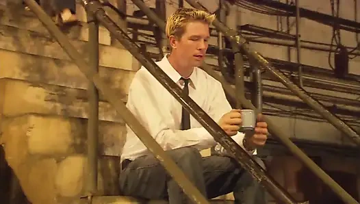 Olgun adam ateşli genç bir sürtüğü sikiyor - ses yok