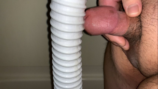 Mały penis całuje wąż próżniowy, cumming i pissing