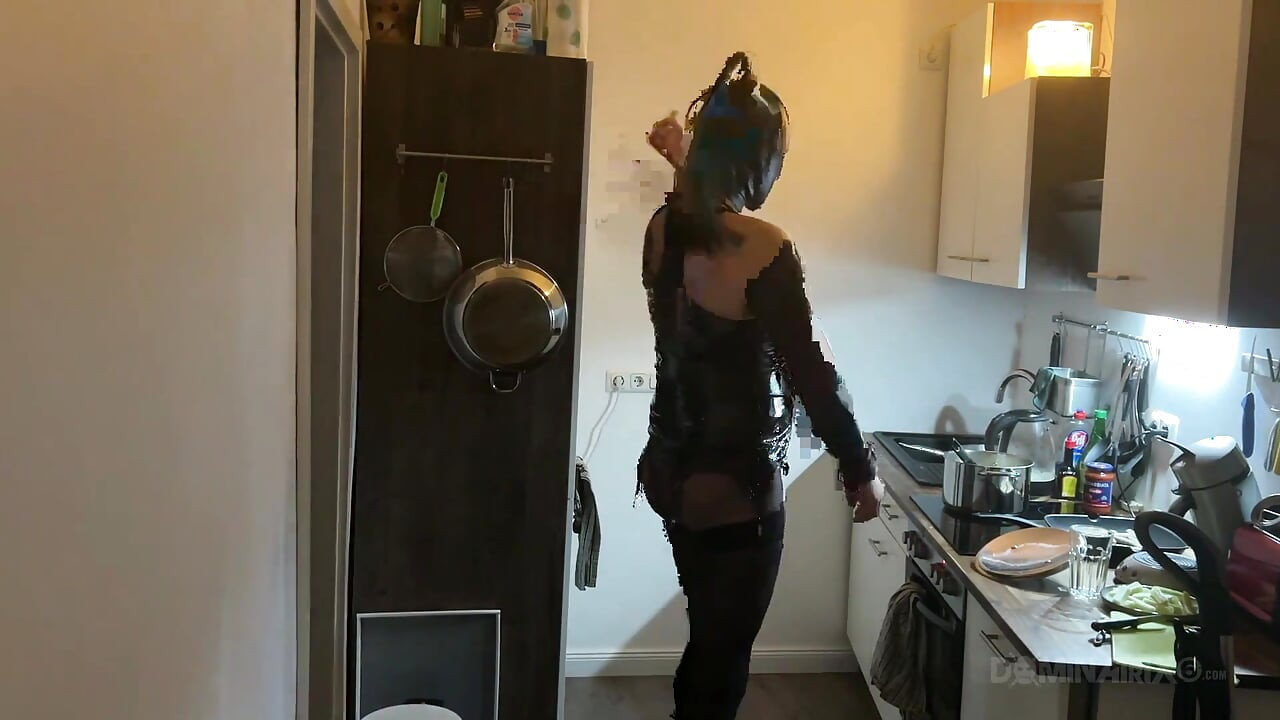 Dominerande MILF töjer latex Subs röv bred i köket