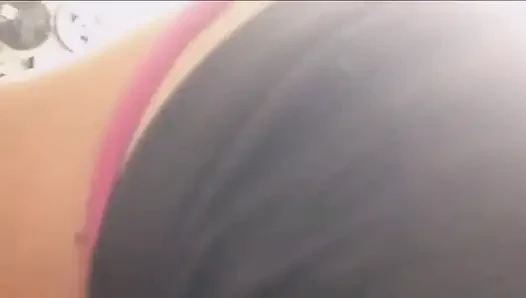 Gecelikli Fransız fahişe giyinik seks, saten külot ve iç çamaşırı, topuklu ayakkabılar ve file, oral seks, göt dilleme