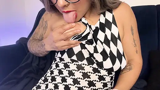 Masturbation mit einem großen dildo und vibratorstab endet mit einem tollen orgasmus