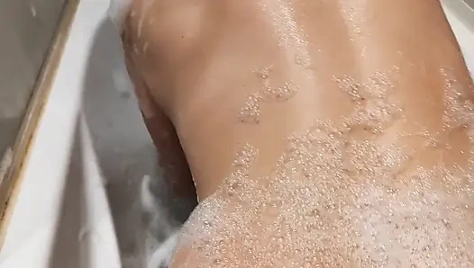 Падчерица с большими сиськами в пенной ванной