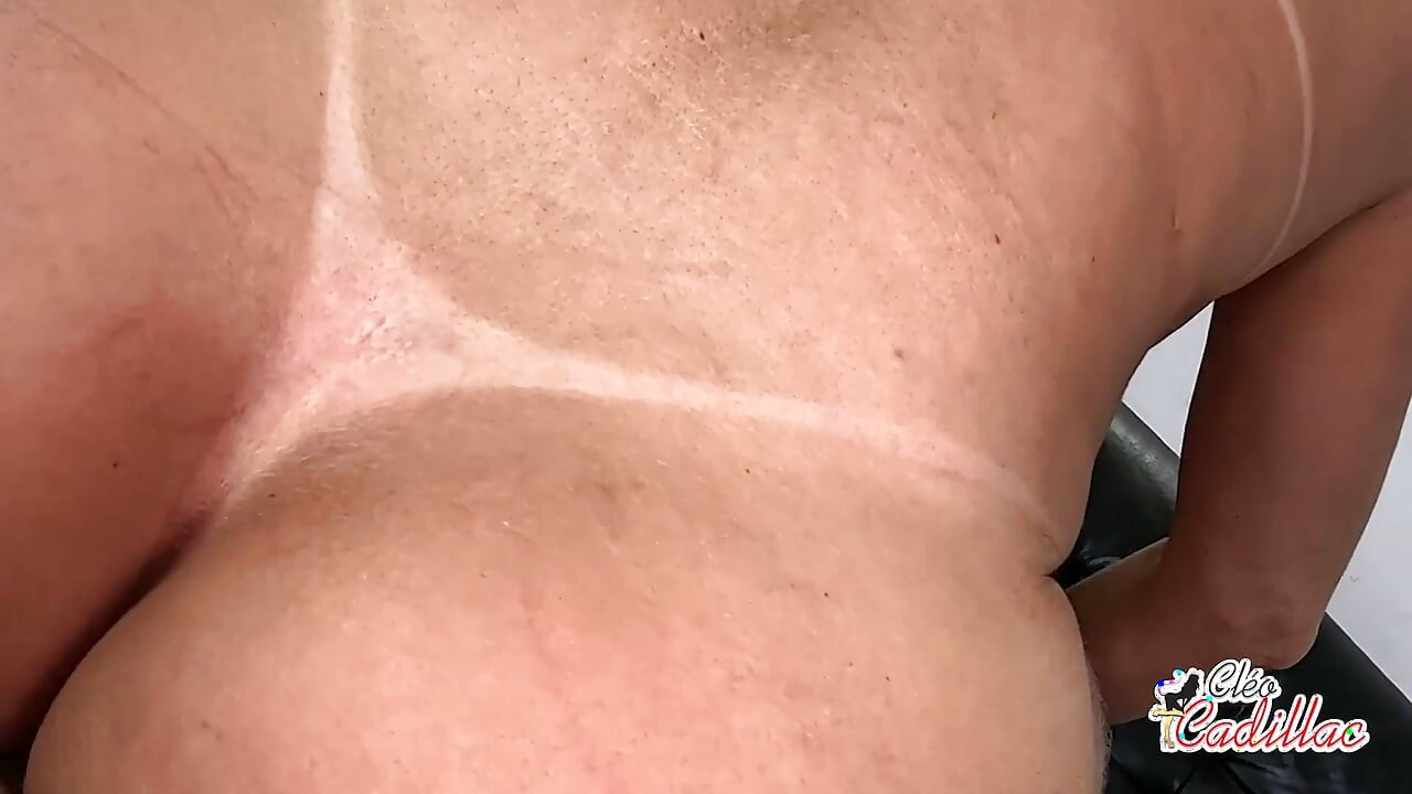 수염 난 남자가 콘돔 없이 내 엉덩이를 핥고 안에 들어갔어. 그를 막았어