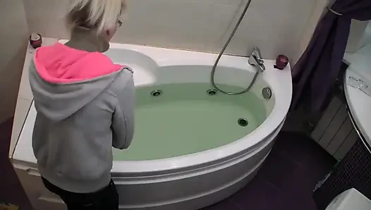 Olgun kadın ateşli bir banyo seviyor