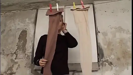 Дикая дрочка и оргазм крошки-блондинки в прачечной