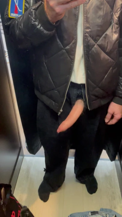 日本更衣室里的大鸡巴