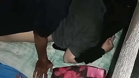 Tesettürlü Asyalı bir kadının götü acı içinde çığlık atıyor ve bundan hoşlanıyor