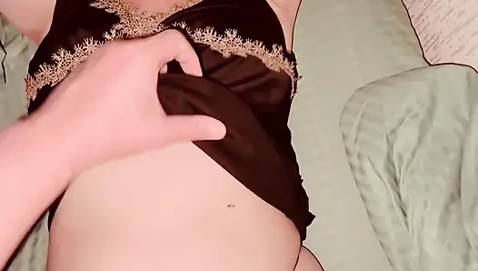 Ibu tiri dengan celana dalam menggoda bikin aku sange. Aku ngusap memeknya sampai dia crot di celana dalamnya