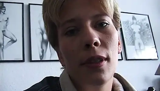 Блондинка-ебля трахает пальцами