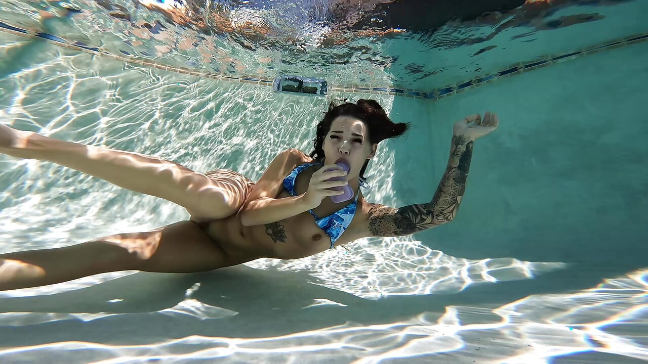 Deepend Underwater Masturbation Orgasm