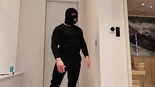 Beklenmedik duş karşılaşması vahşi yatak odası tutkusuna dönüşüyor