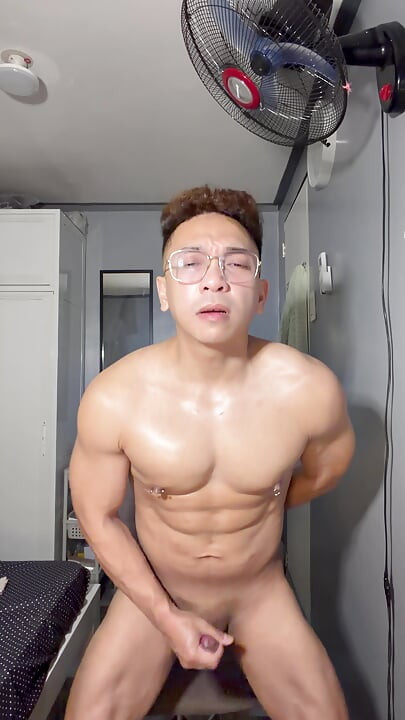Filippínó izom csillogás, cum evés és mellbimbók!  FLESHLAB exkluzív