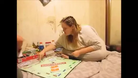 Esposa perde no monopólio e vende sua buceta por um empréstimo bancário para continuar jogando