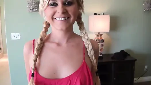 Kelly surfer bikin video bokep di kamar tidur sama cowok pantat bahenolnya