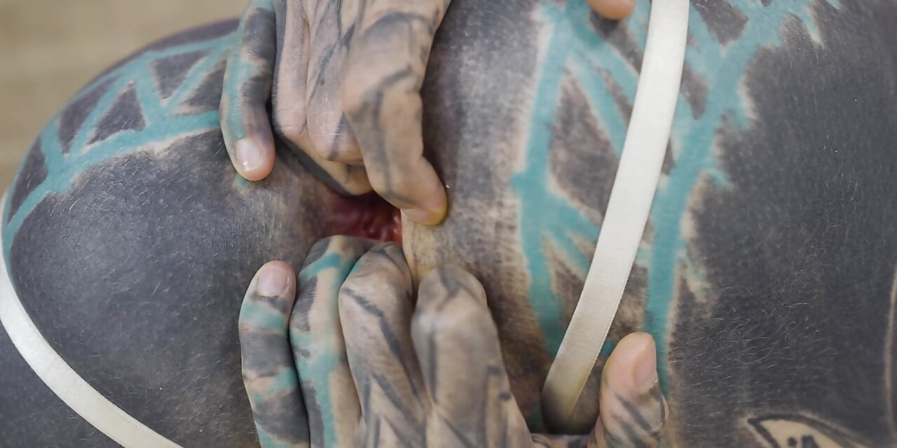 Chica tatuada follada por el culo en bolas profundas - sin coño, solo golpes anales implacables