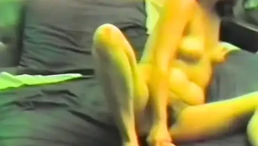 Cewek sange rambut cokelat lagi asik ngocok kontol pakai dua dildo